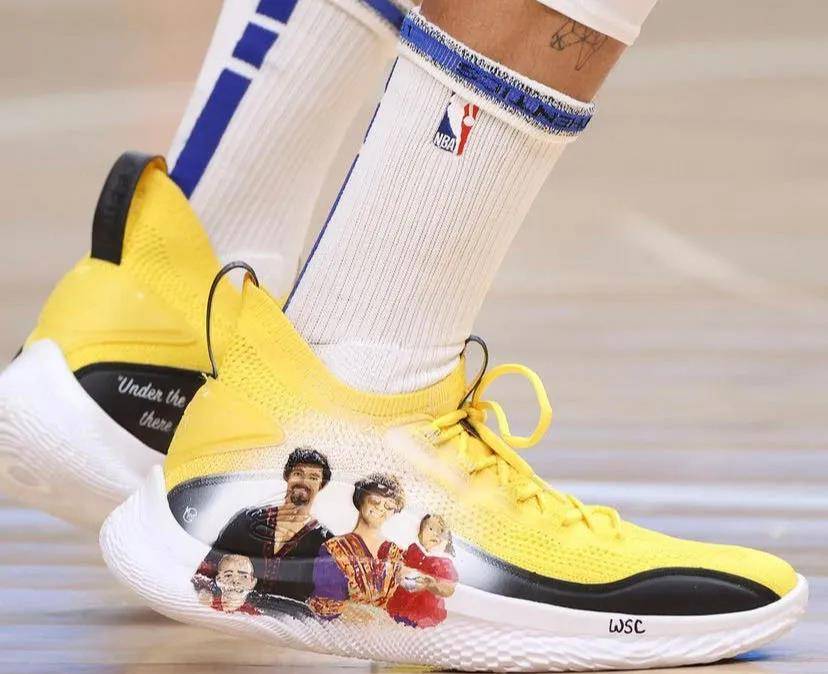 米8和苹果版:NBA球员上脚：库里8代李小龙定制版，安踏和匹克的球鞋都有！